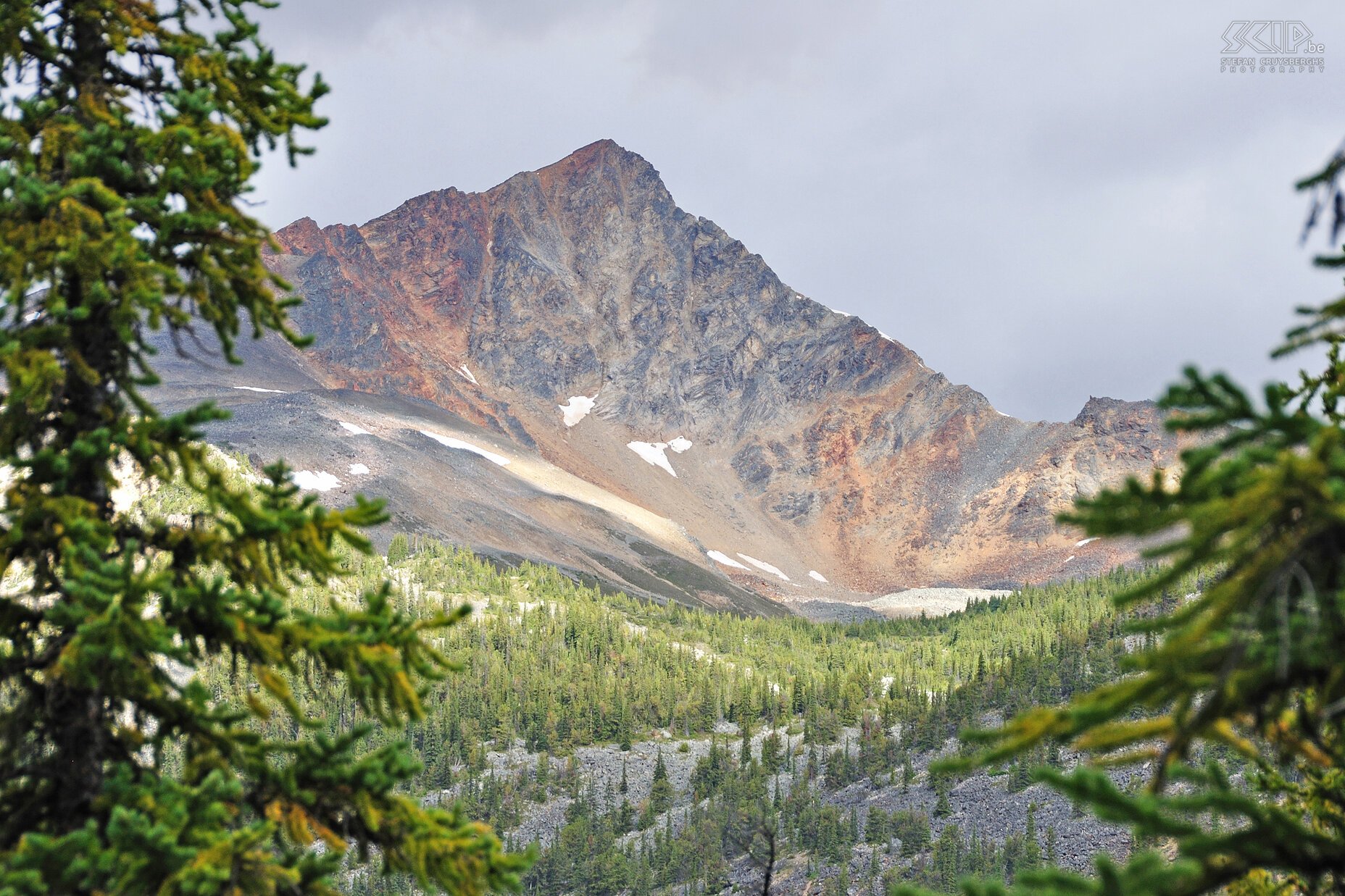 Jasper NP - Mountain near Cavell Lake From Cavell Lake we left for a trip of 20km along the Astoria River to Tonquin Valley. There we stayed 2 nights in simple huts in one of the most beautiful valleys of the Canadian Rocky Mountains. Stefan Cruysberghs